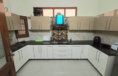 Ranjit Avenue Bed & Breakfast | Kanwar Homestay - Posh/Wifi/Kitchen/Gardens/CarPark