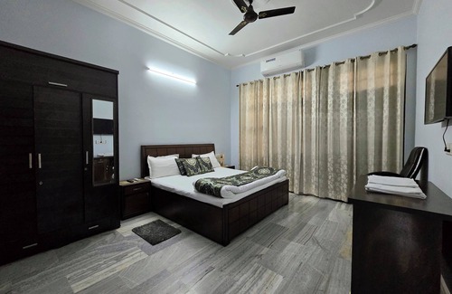 Ranjit Avenue Bed & Breakfast | Kanwar Homestay - Posh/Wifi/Kitchen/Gardens/CarPark