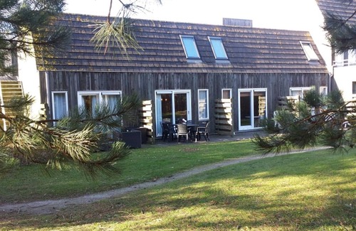 Hollum Apartment | Kapershut 'Family Plus' for 1-6 persons, close to the beach, with indoor pool