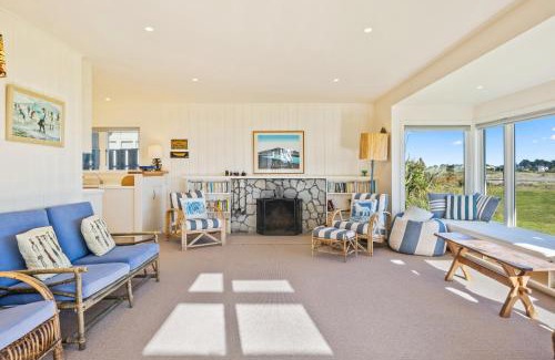 Waikanae House | Kapiti Panorama - Waikanae Beach Holiday Home