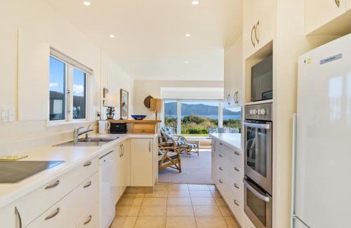 Waikanae House | Kapiti Panorama - Waikanae Beach Holiday Home