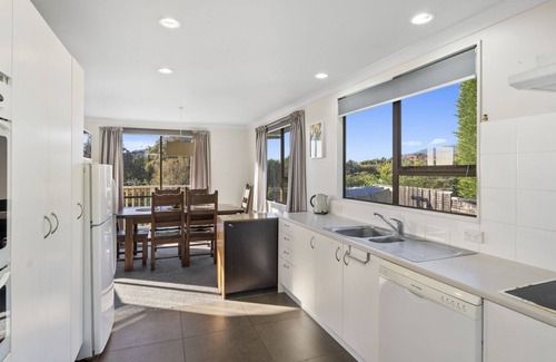 Waikanae House | Kapiti Views - Waikanae Beach Holiday Home