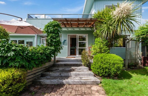 Wharewaka House | Kapuka Paradise - Wharewaka Holiday Home