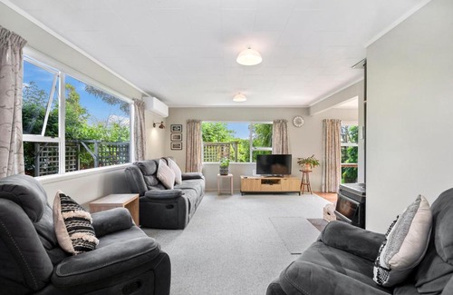 Wharewaka House | Kapuka Paradise - Wharewaka Holiday Home