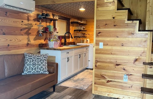 Cullman Cabin | Karagan Cottage is less a mile from Smith Lake Park and the Zipline's.