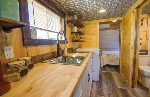 Cullman Cabin | Karagan Cottage is less a mile from Smith Lake Park and the Zipline's.