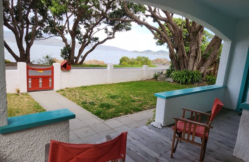 Wellington House | Karaka Bay Cottage – Waterfront 3 Bedroom Bach or Holiday Home