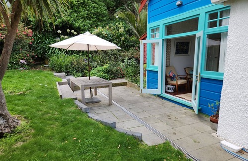 Wellington House | Karaka Bay Cottage – Waterfront 3 Bedroom Bach or Holiday Home