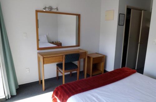Waipahihi Hotel | Karaka Tree Motel