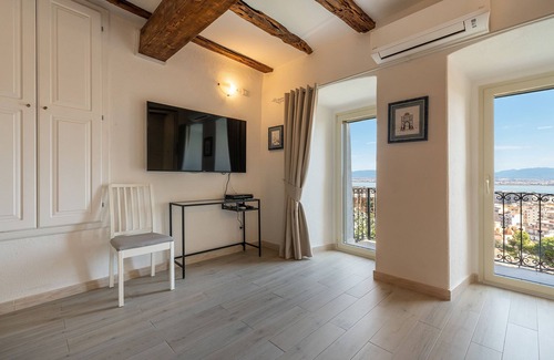 Historic Castle District House | Karalis Relais: Private apartment with Jacuzzi