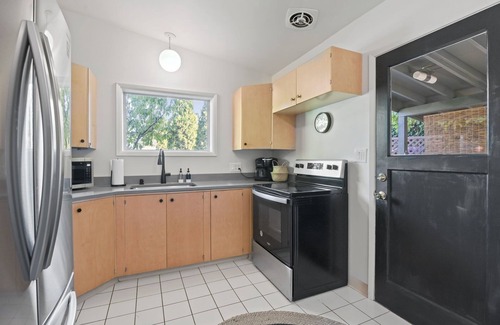 North Spokane House | Karaoke Bar - Mini Bar - Arcade Machine - Sleeps 12