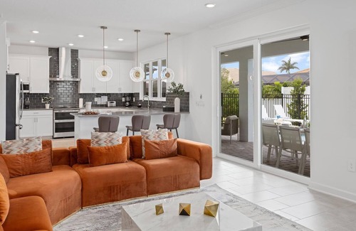 Melbourne Beach House | Karaoke Cove | Music Rm, PVT Pool, Fab LR/DR, Storybook Theme BR, Steps to Beach