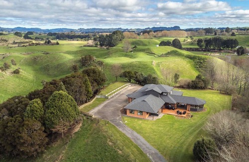 Ngakuru House | Karapiti Lodge - Stunning Rural Getaway