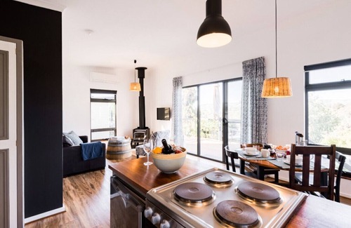 Blewitt Springs Cottage | Karawatha Cottages B&B