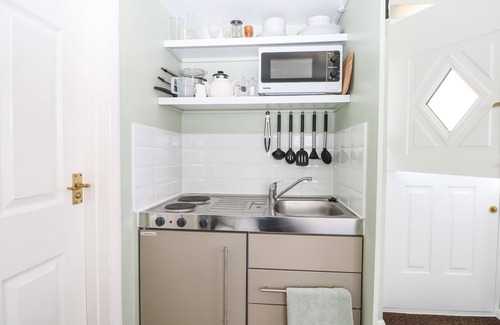 Worthing Cottage | KARIBU, romantic, with a garden in High Salvington