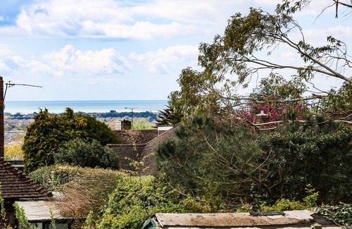 Worthing Cottage | KARIBU, romantic, with a garden in High Salvington