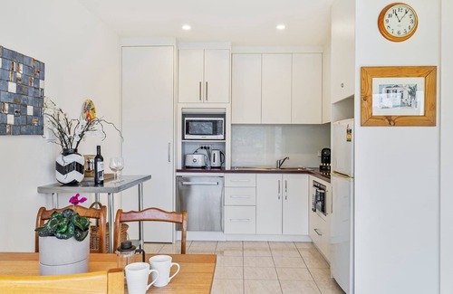 Geilston Bay Apartment | Karinya Apartment. Waterfront Views 2 Bed, 2 Bath