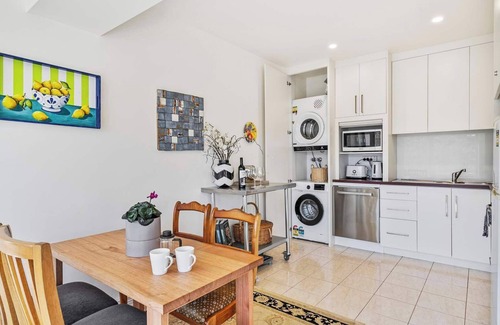 Geilston Bay Apartment | Karinya Apartment. Waterfront Views 2 Bed, 2 Bath