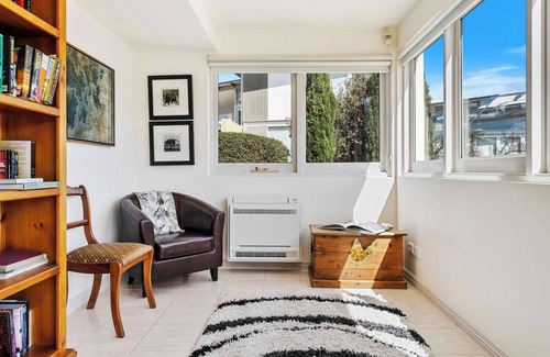 Geilston Bay Apartment | Karinya Apartment. Waterfront Views 2 Bed, 2 Bath