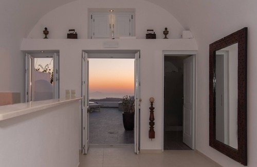 Firostefani Villa | Karpimo Horizon - with Caldera and volcano view, sunset view and private Jacuzzi
