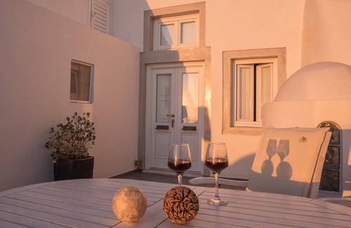 Firostefani Villa | Karpimo Horizon - with Caldera and volcano view, sunset view and private Jacuzzi