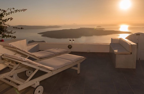 Firostefani Villa | Karpimo Horizon - with Caldera and volcano view, sunset view and private Jacuzzi