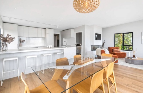 Oneroa House | KARU HOUSE | Coast & Country | WINTER DEAL - Stay for 3, Pay for 2