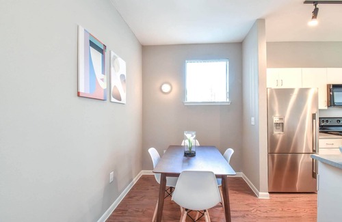 Legacy Park Apartment | Kasa | Bright & Airy Studio + Laptop Friendly | Plano