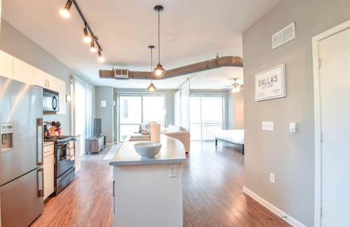 Legacy Park Apartment | Kasa | Bright & Airy Studio + Laptop Friendly | Plano