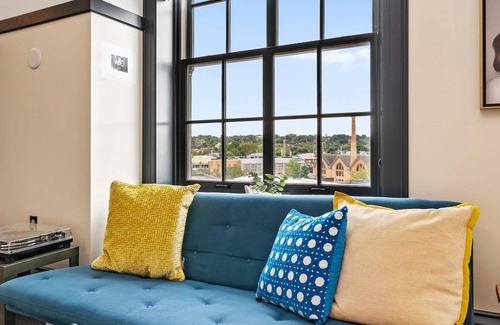 East Liberty Apartment | Kasa | Classic Studio, Quick Drive to Carnegie Mellon | The Maverick