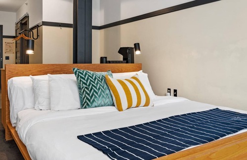 East Liberty Apartment | Kasa | Classic Studio Near Carnegie Museum of Art | The Maverick