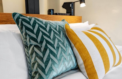 East Liberty Apartment | Kasa | Classic Studio Near Carnegie Museum of Art | The Maverick