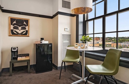 East Liberty Apartment | Kasa | Close to Carnegie Mellon, Comfy Studio | The Maverick