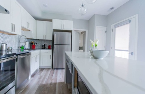 DeBaliviere Place Apartment | Kasa | Cozy 2BD + Pool | Forest Park