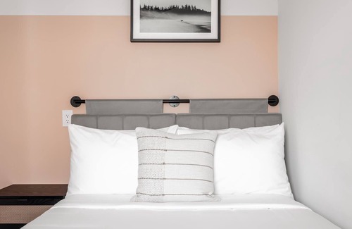 Ventura House | Kasa Palo Alto | Spacious Suite with 1 King and 1 Full Bed