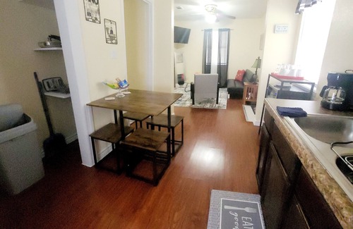 Redwood Apartment | KASITA.5 min to river, 4min to Christus S R hospital, state University 12min