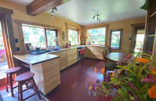 Kaslo House | Kaslo Getaway - private and natural experience.