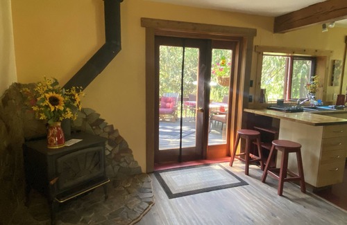 Kaslo House | Kaslo Getaway - private and natural experience.