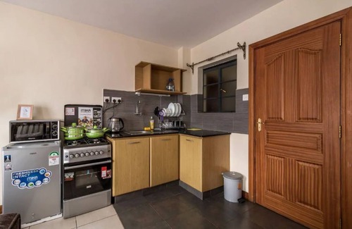 Nairobi Central House | Kasri Grey @Mvuli. Stylish.Free wifi. Kingsize bed