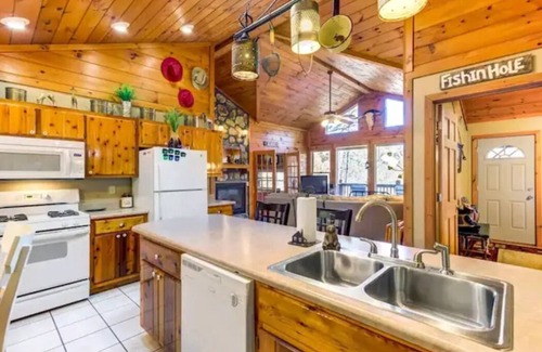 Foxfire Estates Cabin | Katahdin Cabin, tranquil n rustic with inside hot tub, close to town! Romantic!n