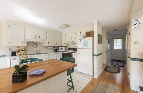 Katama House | Katama Beautifully Landscaped close to Beach/Edgartown - Air conditioned