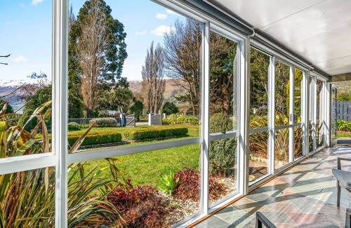Kingston House | Katao View - Cosy home with lake & mountain views!