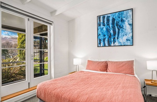 Kingston House | Katao View - Cosy home with lake & mountain views!