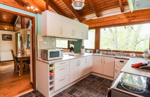 Kingussie Cottage | KATCHANA, pet friendly, with hot tub in Kincraig