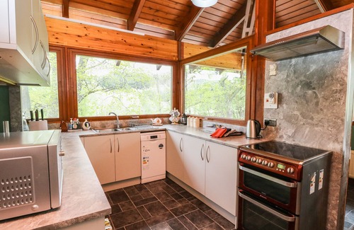 Kingussie Cottage | KATCHANA, pet friendly, with hot tub in Kincraig