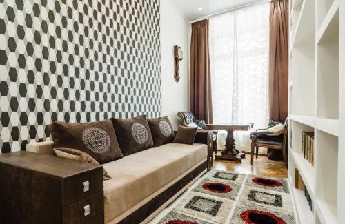 Odessa City Center Apartment | Katerynynska Street 3-bedrooms Apartment