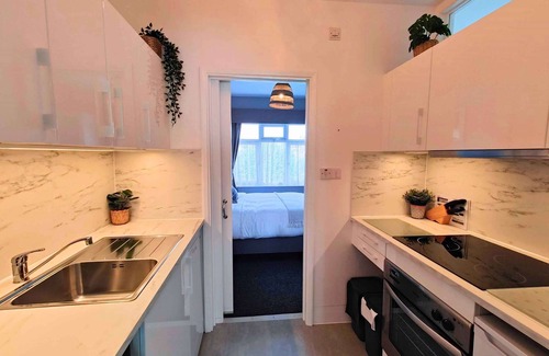 Shanklin Apartment | Katharine Apartment close to all amenities and beach