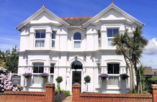Shanklin Apartment | Katharine Apartment close to all amenities and beach