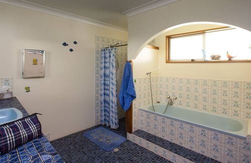 East Side Bed & Breakfast | Kathy's Place B&B/Ricki-Paul Room/with shared bathroom & Queen Bed