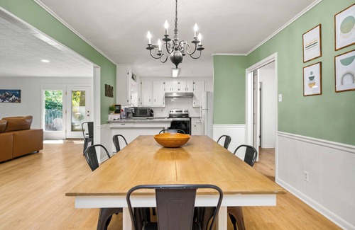 Pineville House | Katie's Place-Newly Renovated-Workspace-Pet Friendly-Family Games